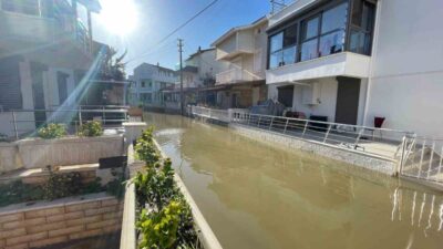 İzmir genelinde dün akşam saatlerinde başlayan şiddetli yağmur, Foça’da bazı