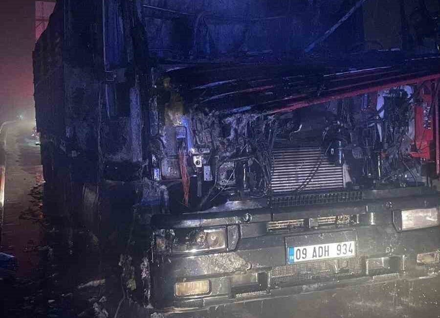 Bilecik ilinde seyir halindeki bir tır aniden alev aldı ve