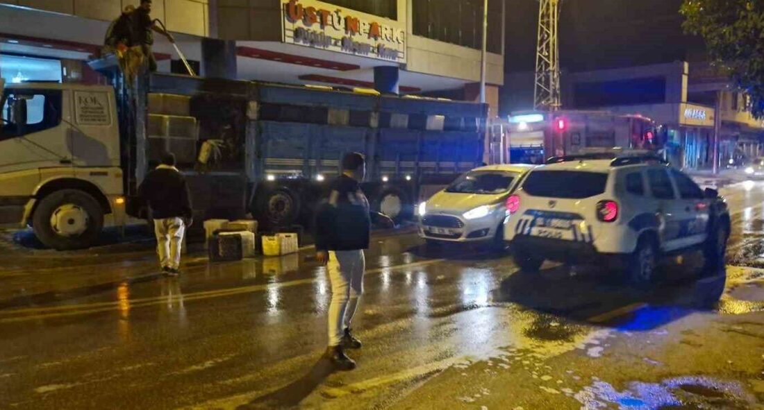 Kozan ilçesinde bir kamyonun kasasında çıkan yangın, itfaiye ekipleri tarafından