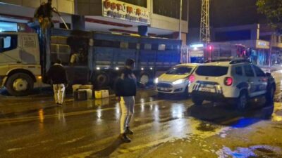 Kozan ilçesinde bir kamyonun kasasında çıkan yangın, itfaiye ekipleri tarafından