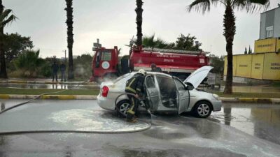 Manavgat ilçesinde seyir halindeyken alev alan bir otomobilin sürücüsü yaralandı.