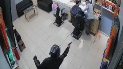 Sinop’un Ayancık ilçesinde, berber dükkanına gerçekleştirilen silahlı saldırıda berberin bacaklarından