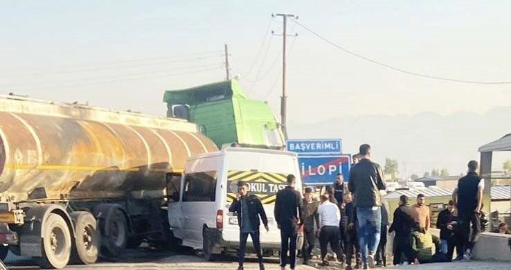 Silopi ilçesinde meydana gelen trafik kazasında, okul servisi ile bir