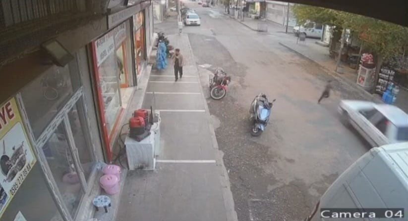 Şanlıurfa’nın Siverek ilçesinde, bir çocuk yolun karşısına geçmeye çalışırken bir
