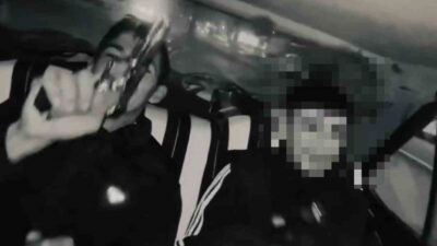 Kahramanmaraş’ın Onikişubat ilçesinde çocuk yaştaki gençlerin araç içinde ellerindeki silahla