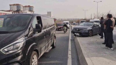 Sultangazi, İstanbul’da bir kamyonun seyir halindeki bir otomobili sıkıştırması sonucu