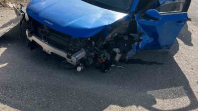 KIRŞEHİR(İHA)– Kırşehir’de sürücüsünün direksiyon hakimiyetini kaybettiği otomobil refüje çıkarak aydınlatma