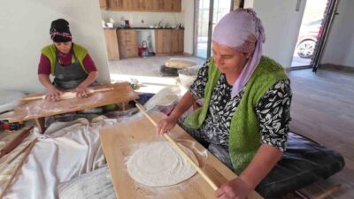 Yozgat’ta kış hazırlıkları kapsamında imece usulüyle kışlık yufka ekmeği yapılıyor.