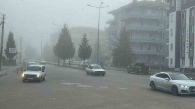Tavşanlı ilçesinde yaşanan yoğun sis, günlük hayatı olumsuz etkiliyor. Özellikle