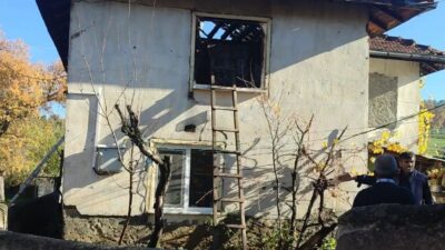 Tavşanlı ilçesinde bulunan iki katlı ahşap bir evde meydana gelen
