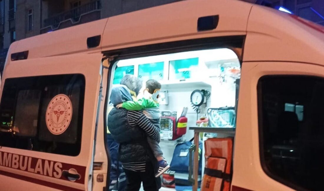 Tavşanlı ilçesinde meydana gelen trafik kazasında, bir motosikletin yayalara çarpması