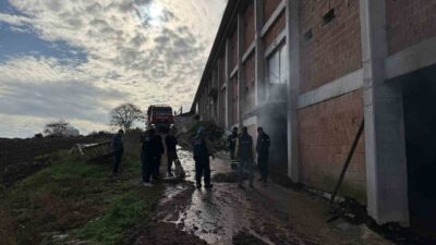 Sakarya ilinin Kaynarca ilçesinde bir tavuk çiftliğinin deposunda çıkan yangın,