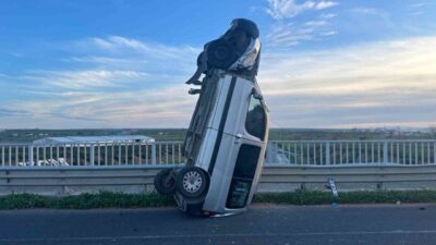 Tekirdağ-Kırklareli yolunda meydana gelen bir kaza sonucunda araç bariyerlere çarptı