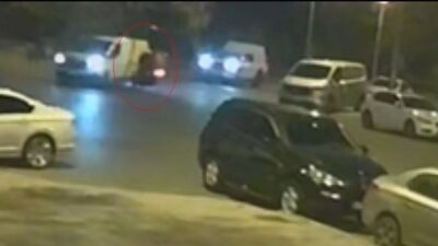 Tekirdağ’da, motosikletli bir kuryenin panelvan araçla çarpıştığı kaza, kameraya yansıdı.