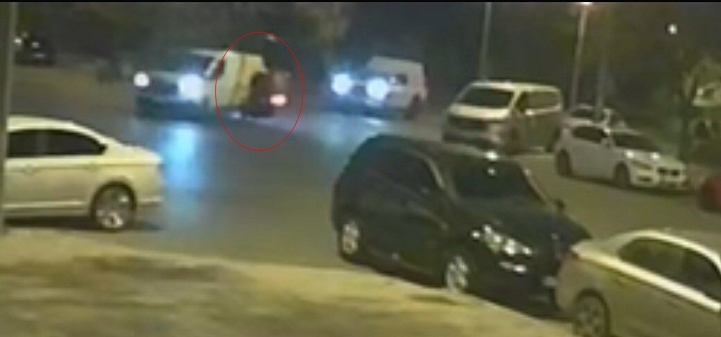 Tekirdağ’da, motosikletli bir kuryenin panelvan araçla çarpıştığı kaza, kameraya yansıdı.