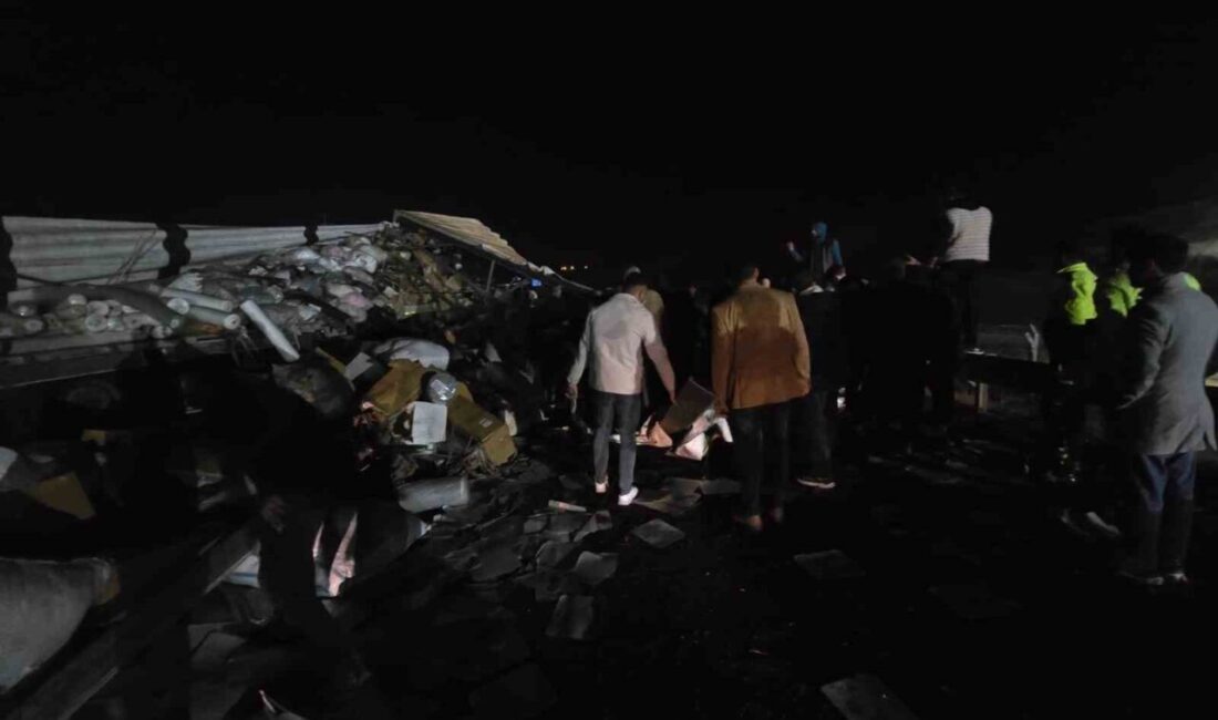 Şanlıurfa-Diyarbakır karayolunda tekstil malzemesi taşıyan bir tırın devrilmesi sonucu sürücü