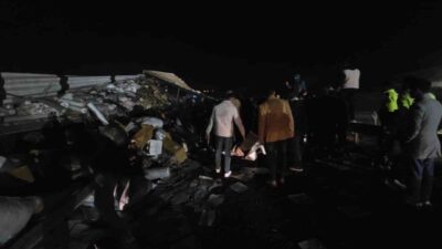 Şanlıurfa-Diyarbakır karayolunda tekstil malzemesi taşıyan bir tırın devrilmesi sonucu sürücü