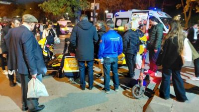 Ankara’nın Çankaya ilçesinde elektrikli scooter kullanan bir kadın, seyir halindeki