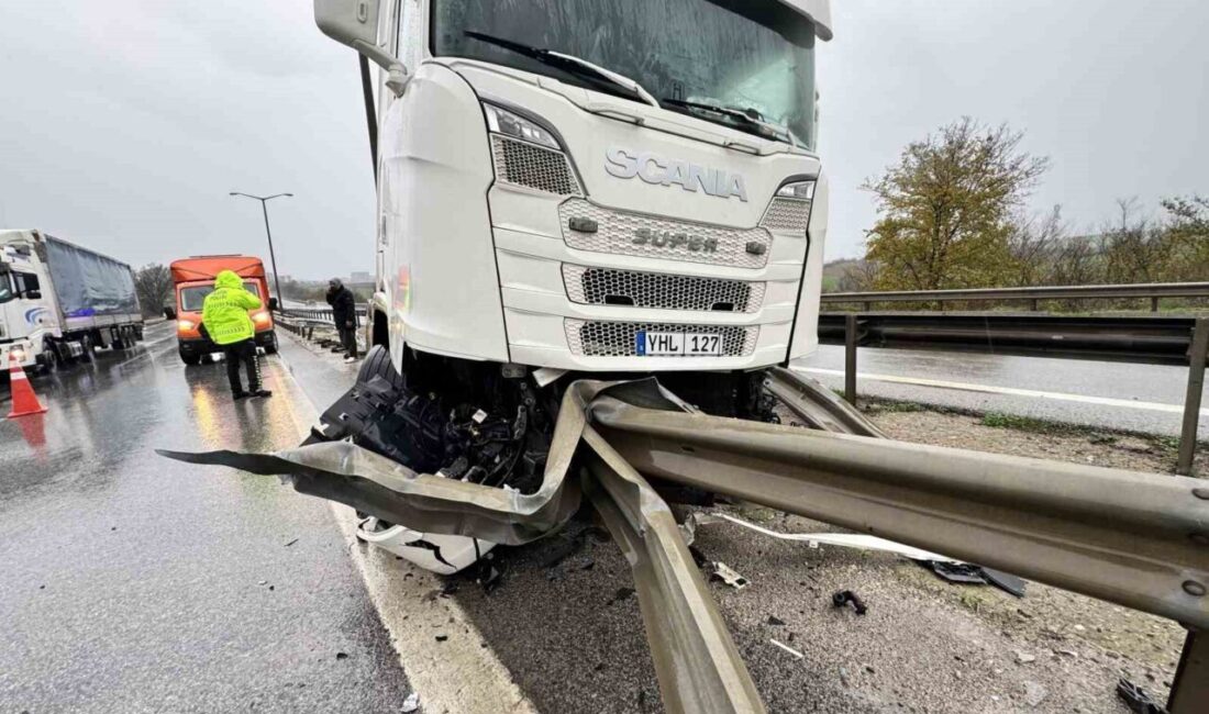 Edirne’de şiddetli yağış nedeniyle meydana gelen kazada, bariyerlere çarpan bir