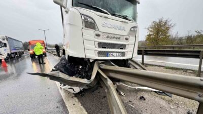Edirne’de şiddetli yağış nedeniyle meydana gelen kazada, bariyerlere çarpan bir