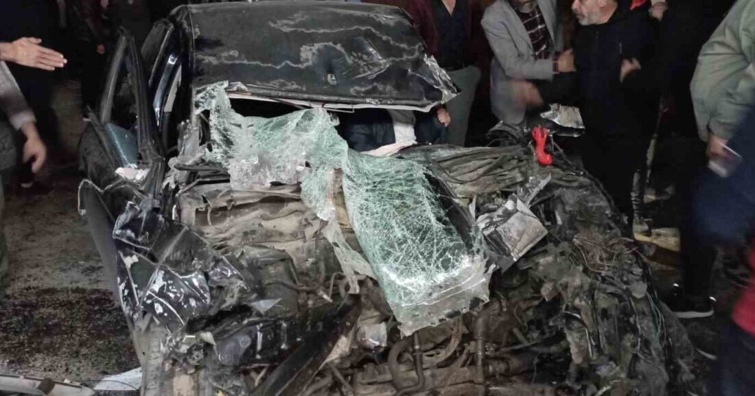Tokat’ta meydana gelen bir trafik kazasında, bir otomobilin tır dorsesine
