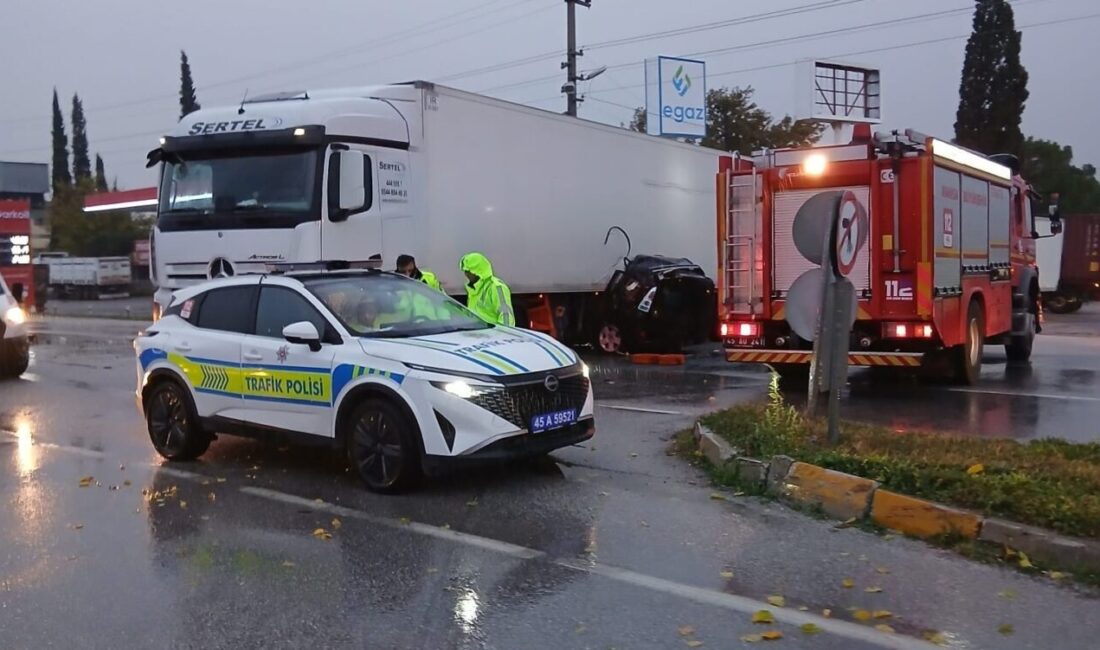 Manisa’nın Akhisar ilçesinde tır ile otomobilin çarpıştığı trafik kazasında aynı