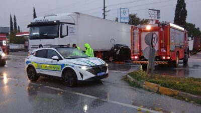 Manisa’nın Akhisar ilçesinde tır ile otomobilin çarpıştığı trafik kazasında aynı
