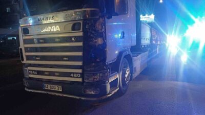 Çorum’da yolun karşısına geçmek isterken tırın çarptığı kadın ağır yaralandı.