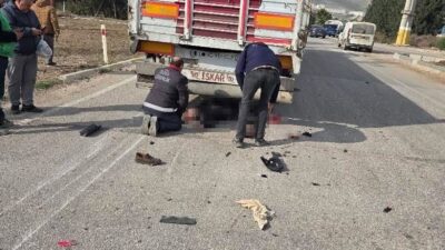 Hatay’da meydana gelen trafik kazasında, bir motosiklet sürücüsü tırla çarpışarak