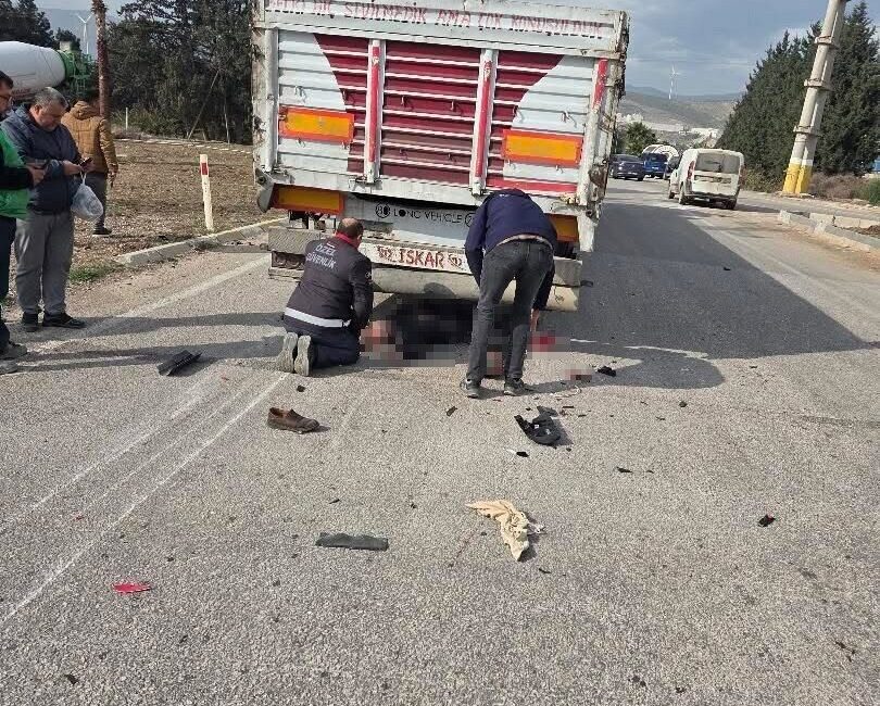 Hatay’da meydana gelen trafik kazasında, bir motosiklet sürücüsü tırla çarpışarak