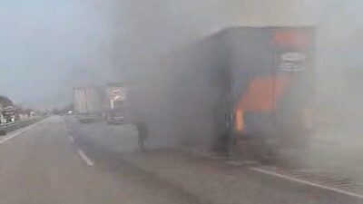 Tokat’ta bir tır sürücüsü, dorsesinden yükselen dumanlara hızlı bir şekilde