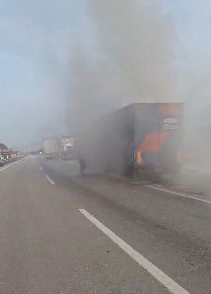 Tokat’ta bir tır sürücüsü, dorsesinden yükselen dumanlara hızlı bir şekilde