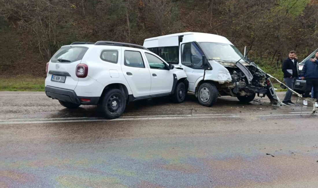 Niksar ilçesinde meydana gelen trafik kazasında 2 minibüs ve 1