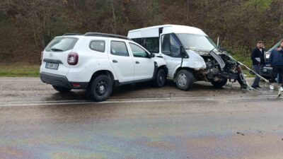 Niksar ilçesinde meydana gelen trafik kazasında 2 minibüs ve 1
