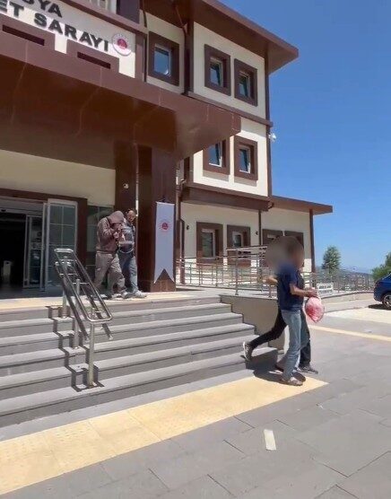 Kastamonu’nun Tosya ilçesinde uyuşturucu ticareti suçundan tutuklanan 2 şüpheli, 15