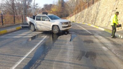 Tunceli’de, bir kamyonet sürücüsünün kontrolünü kaybetti ve 7 metrelik bir