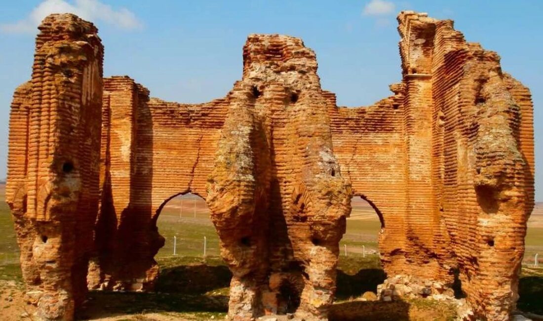 Kırşehir’in merkeze bağlı Taburoğlu Köyü yakınlarında, bozkırın sessizliğini yararak yükselen