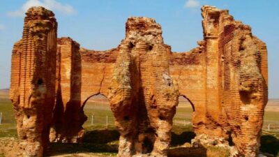 Kırşehir’in merkeze bağlı Taburoğlu Köyü yakınlarında, bozkırın sessizliğini yararak yükselen