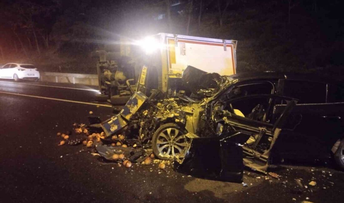 Ümraniye’de meydana gelen trafik kazasında seyir halindeki bir otomobil, aynı