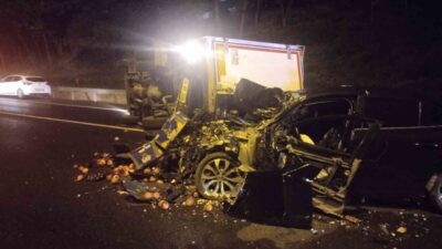 Ümraniye’de meydana gelen trafik kazasında seyir halindeki bir otomobil, aynı