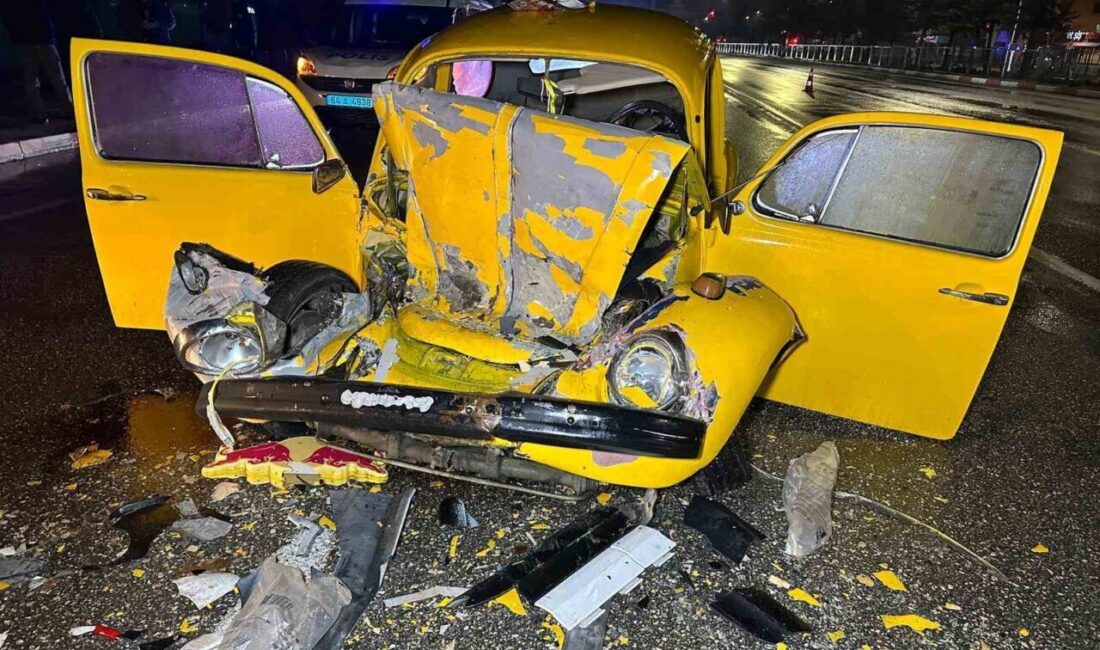 Uşak’ta meydana gelen trafik kazasında, otomobil ile sanatçı orkestrasını taşıyan