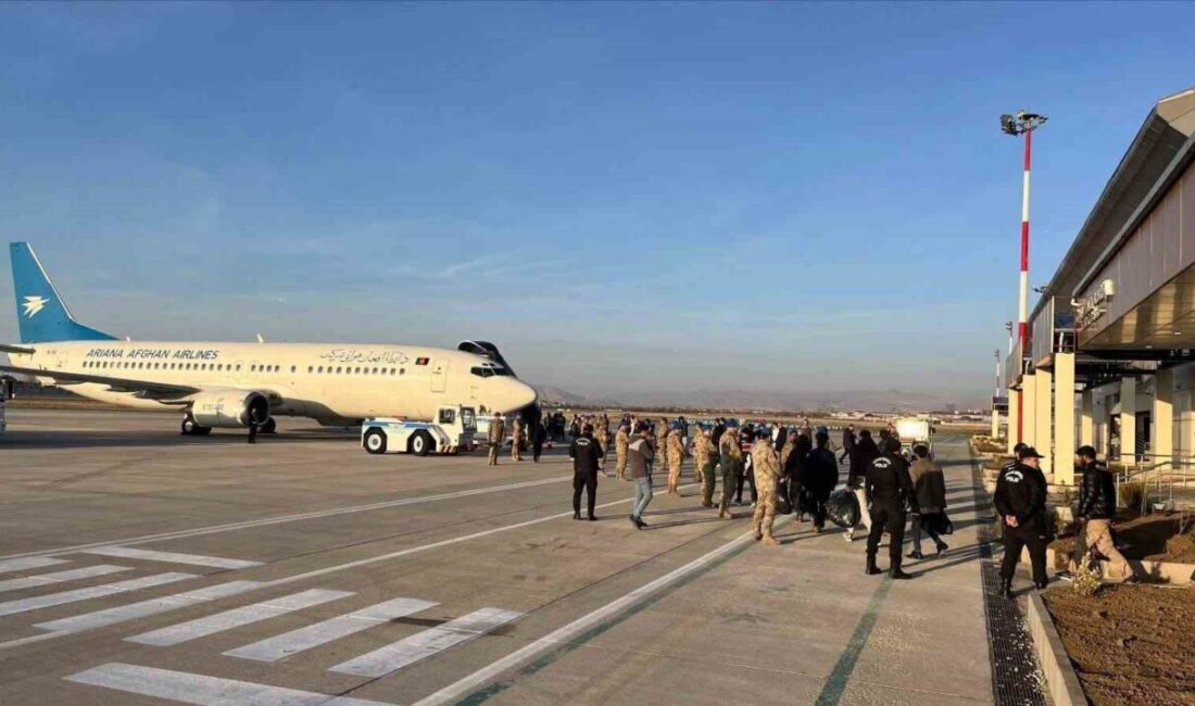Van Geri Gönderme Merkezi’nde 300 Afganistan uyruklu düzensiz göçmen uçakla