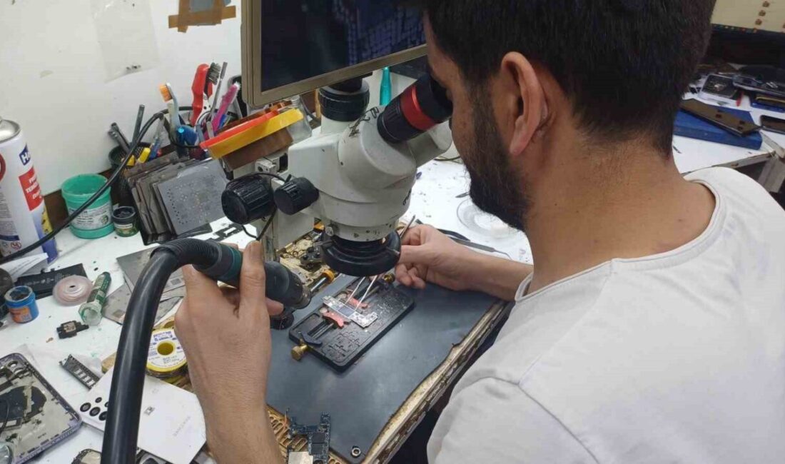 Kayseri’de telefon tamiratı yapan Murat Güzer, yenilenmiş telefonların genellikle toplama