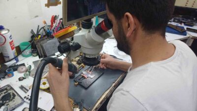 Kayseri’de telefon tamiratı yapan Murat Güzer, yenilenmiş telefonların genellikle toplama