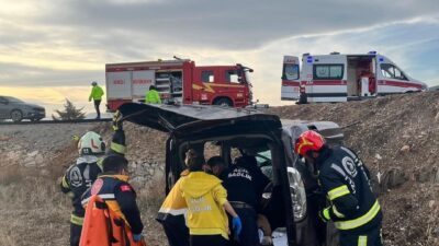 Denizli’de bir aracın sürücüsü direksiyon hakimiyetini kaybederek tarlaya uçtu. Kazada
