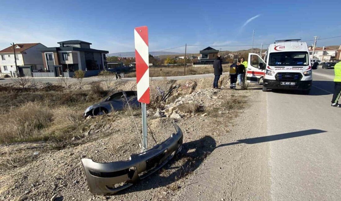 Çorum’da bir otomobil kontrolden çıkarak köprüden düştü ve taşlık alanda