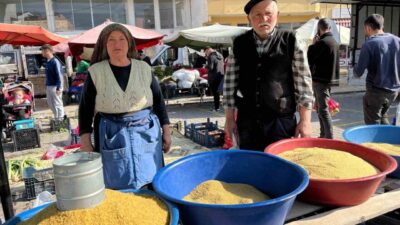 Yozgat’ın Çekerek ilçesinde kurulan halk pazarında 70’lik çift 40 yıldır