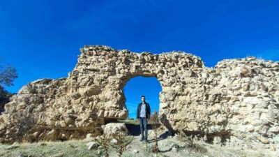 Yozgat’ın Saraykent ilçesinde büyük bölümü yıkılan, duvar kaplamalarının söküldüğü ve