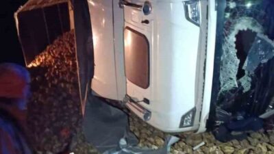 Yozgat’ta yaşanan bir kazada, kontrolü kaybedilen bir tır devrildi ve