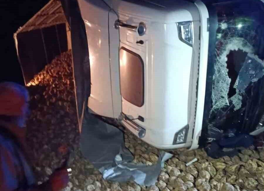 Yozgat’ta yaşanan bir kazada, kontrolü kaybedilen bir tır devrildi ve